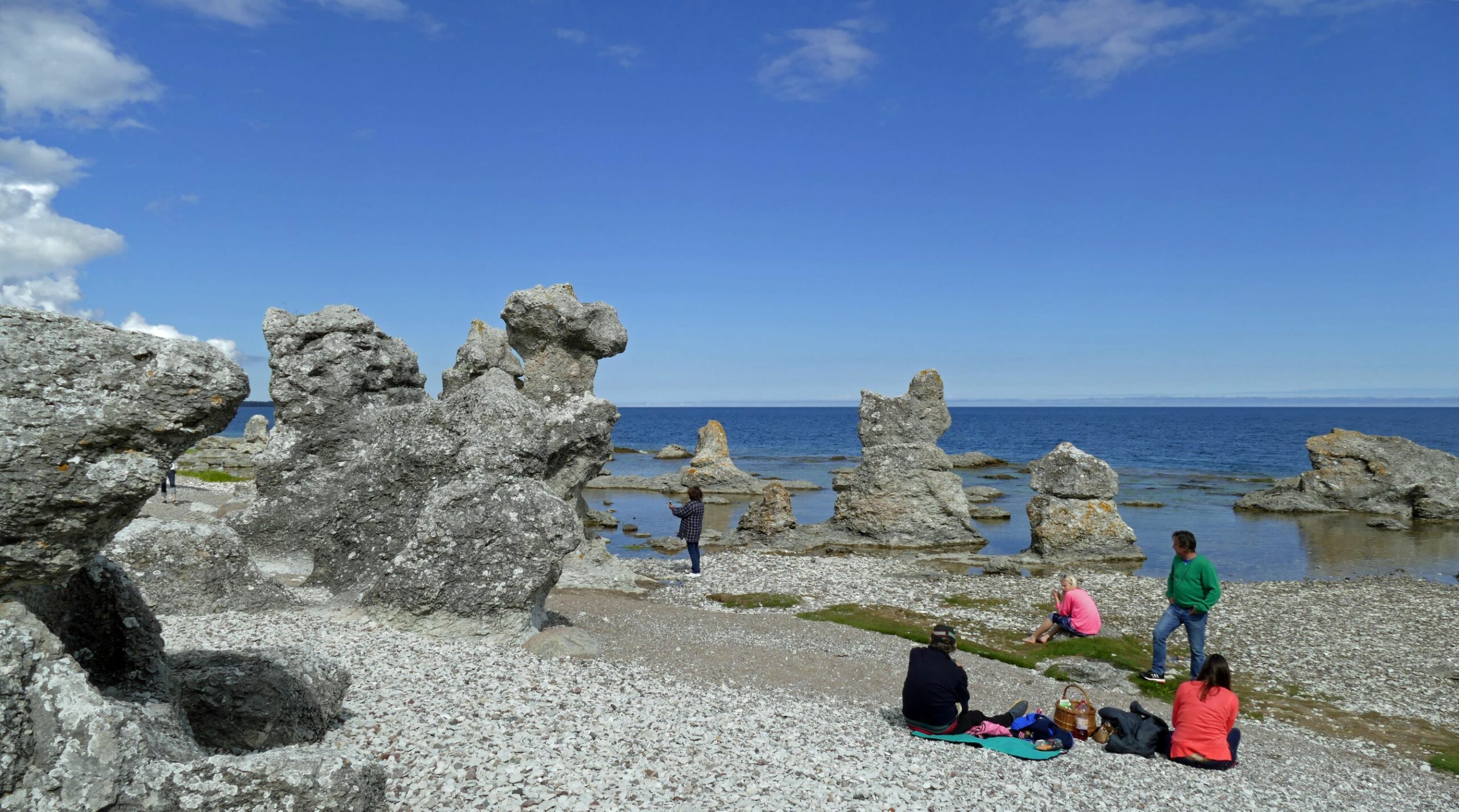 Raukar och stenstrand