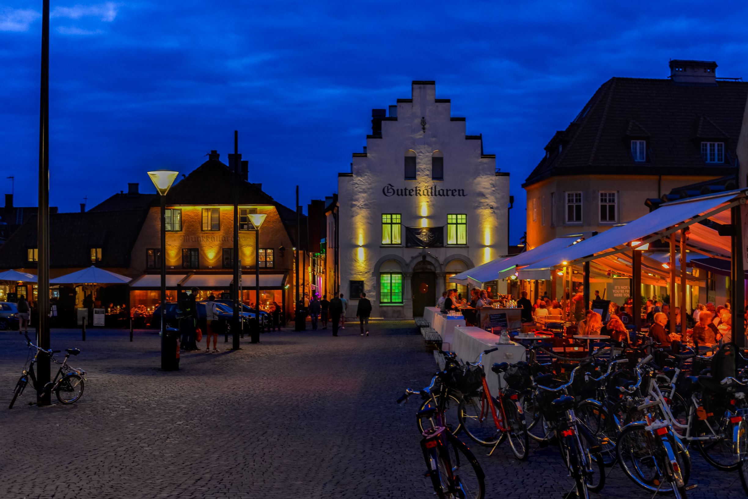 Nattliv på Stora torget i Visby