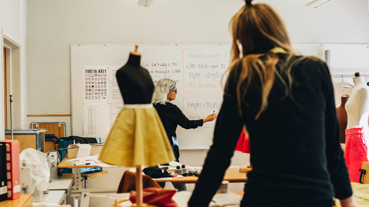 Textillinjens arbetsrum med tyger och modeller. Gotlands folkhögskola
