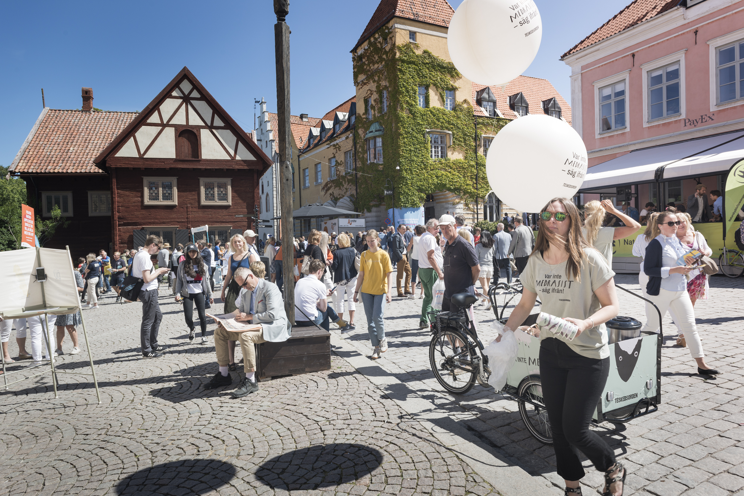 Många personer och ballonger på Donners plats