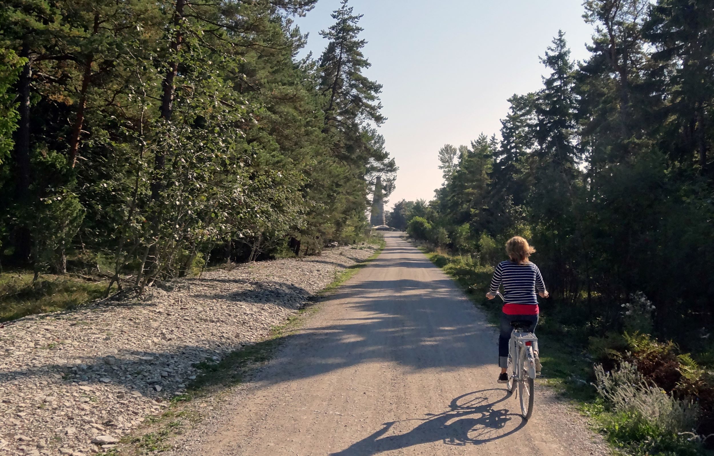 Kvinna som cyklar på Bungenäs