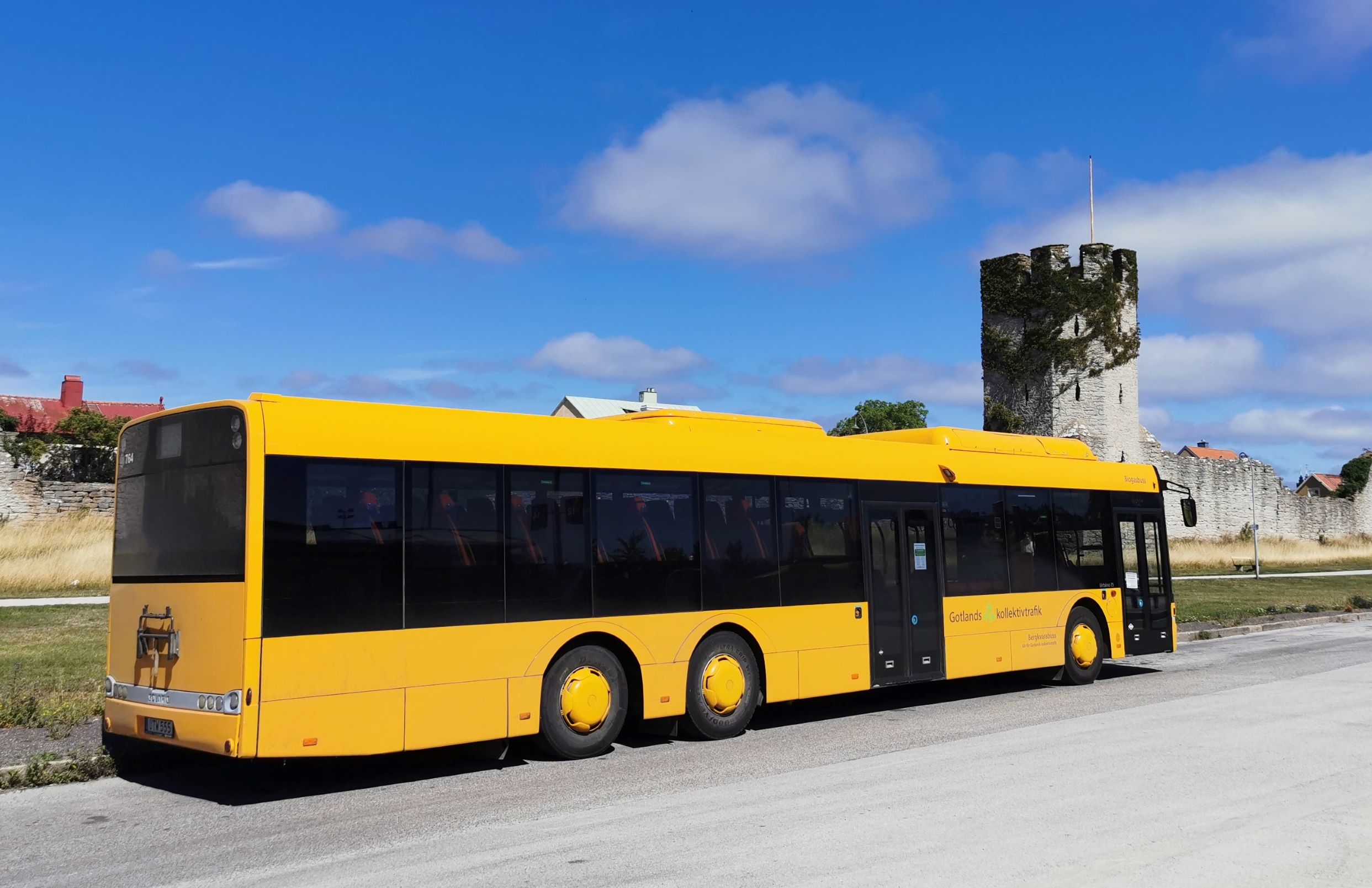 Gul buss vid ringmuren