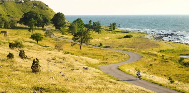 Snirklig väg och cykel på Storsudret
