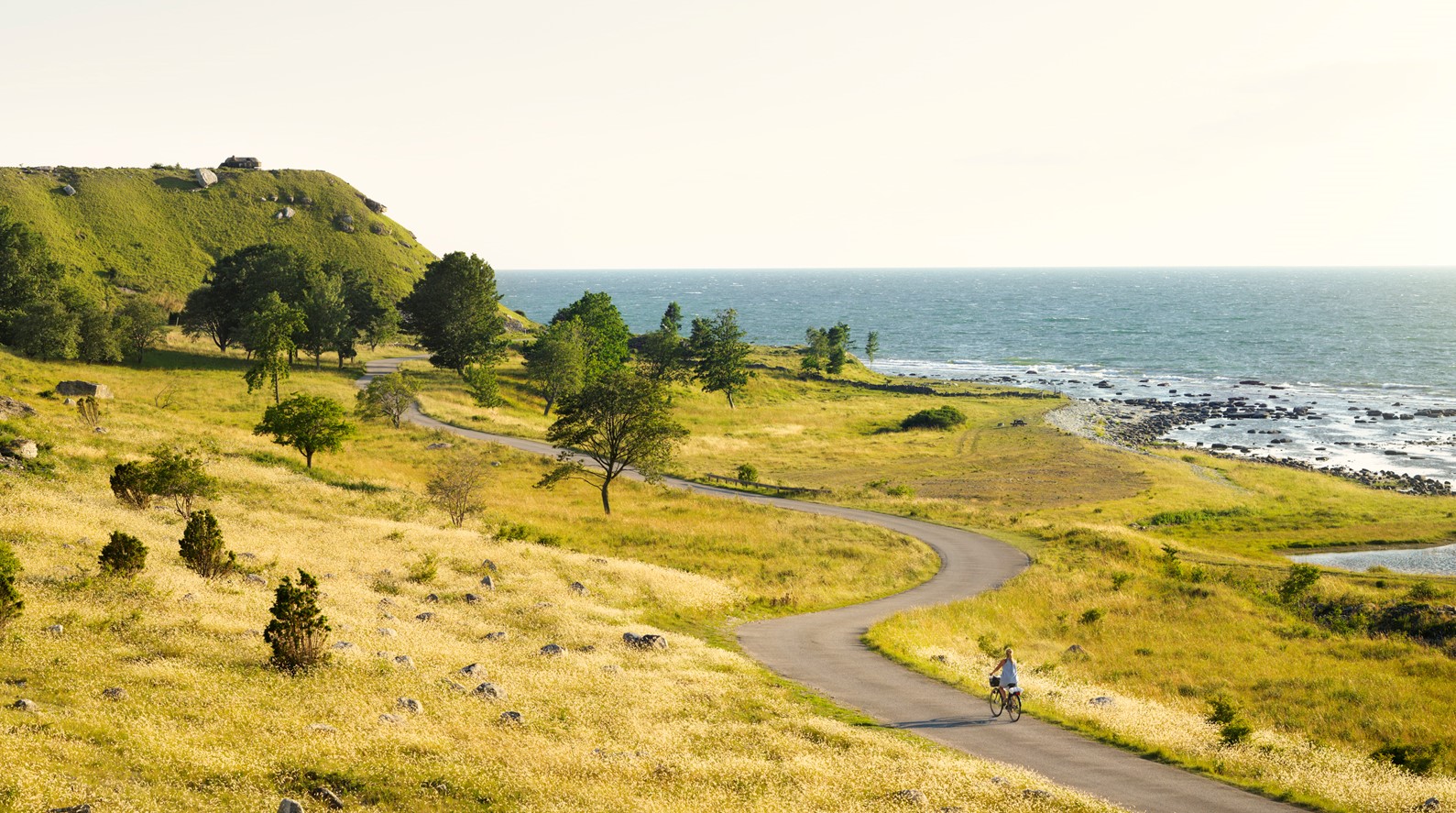 Snirklig väg och cykel på Storsudret
