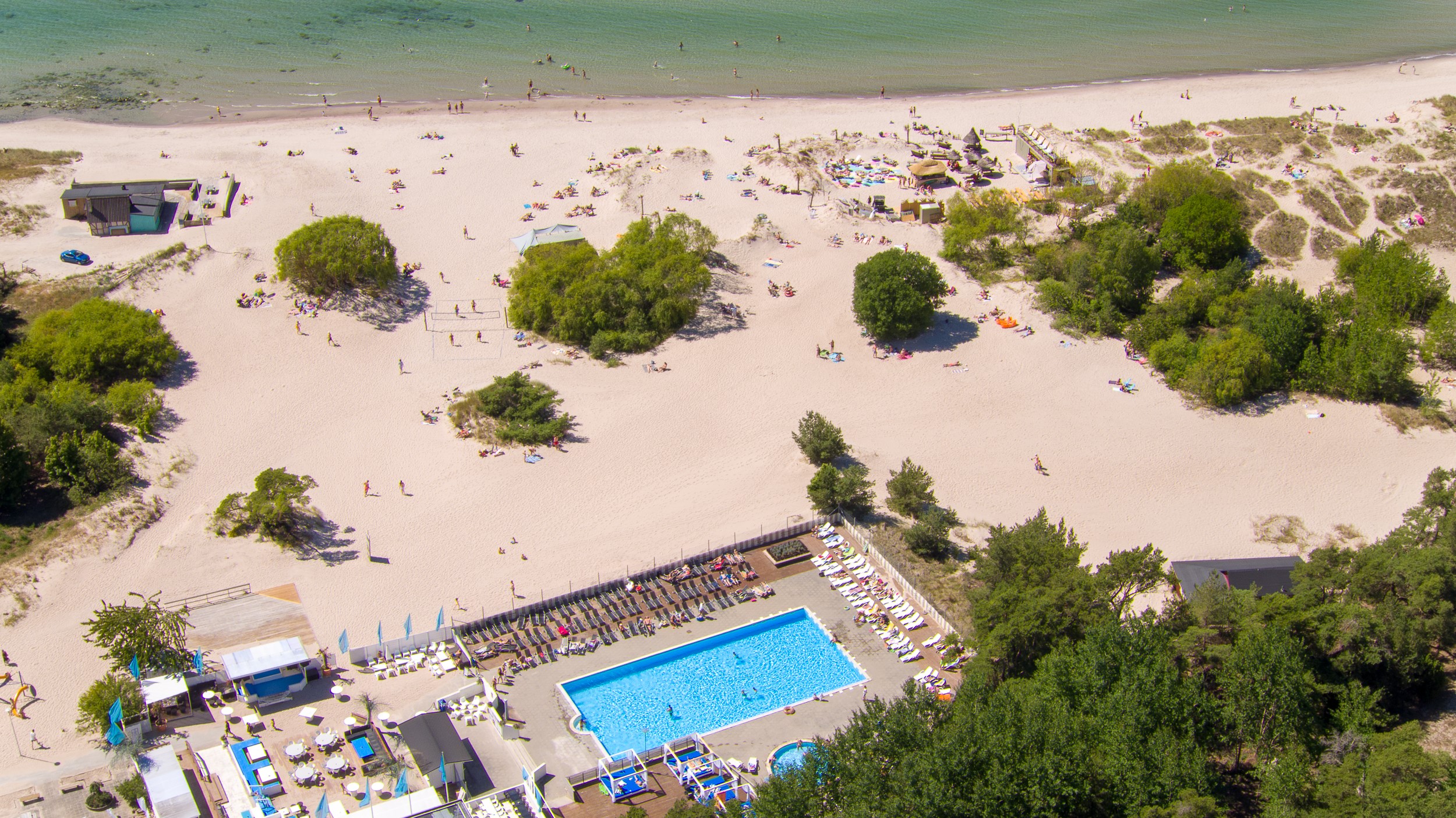 Pool och strand i Tofta från ovan