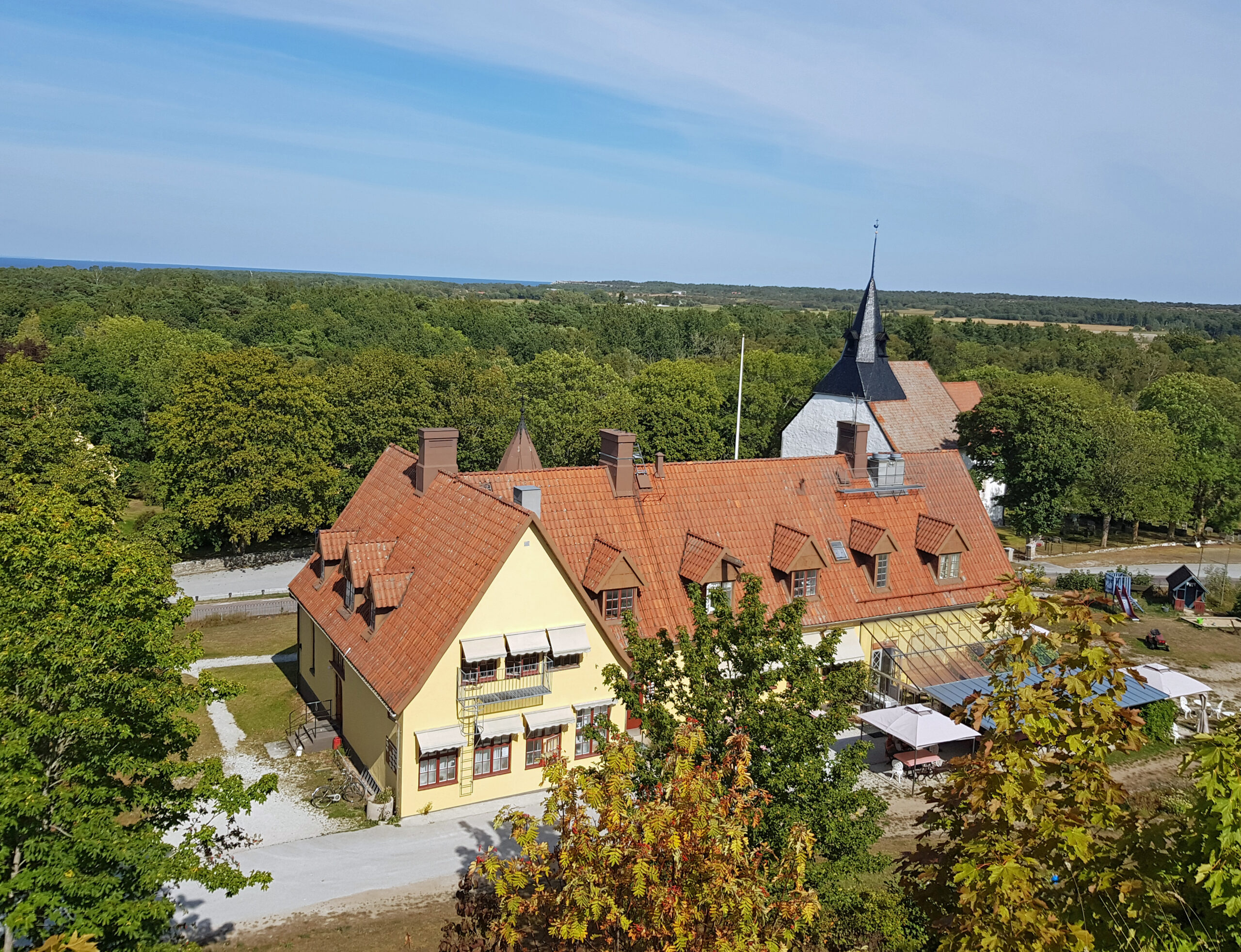 Från Östergarnsberget syns den ganla skolan och kyrkan