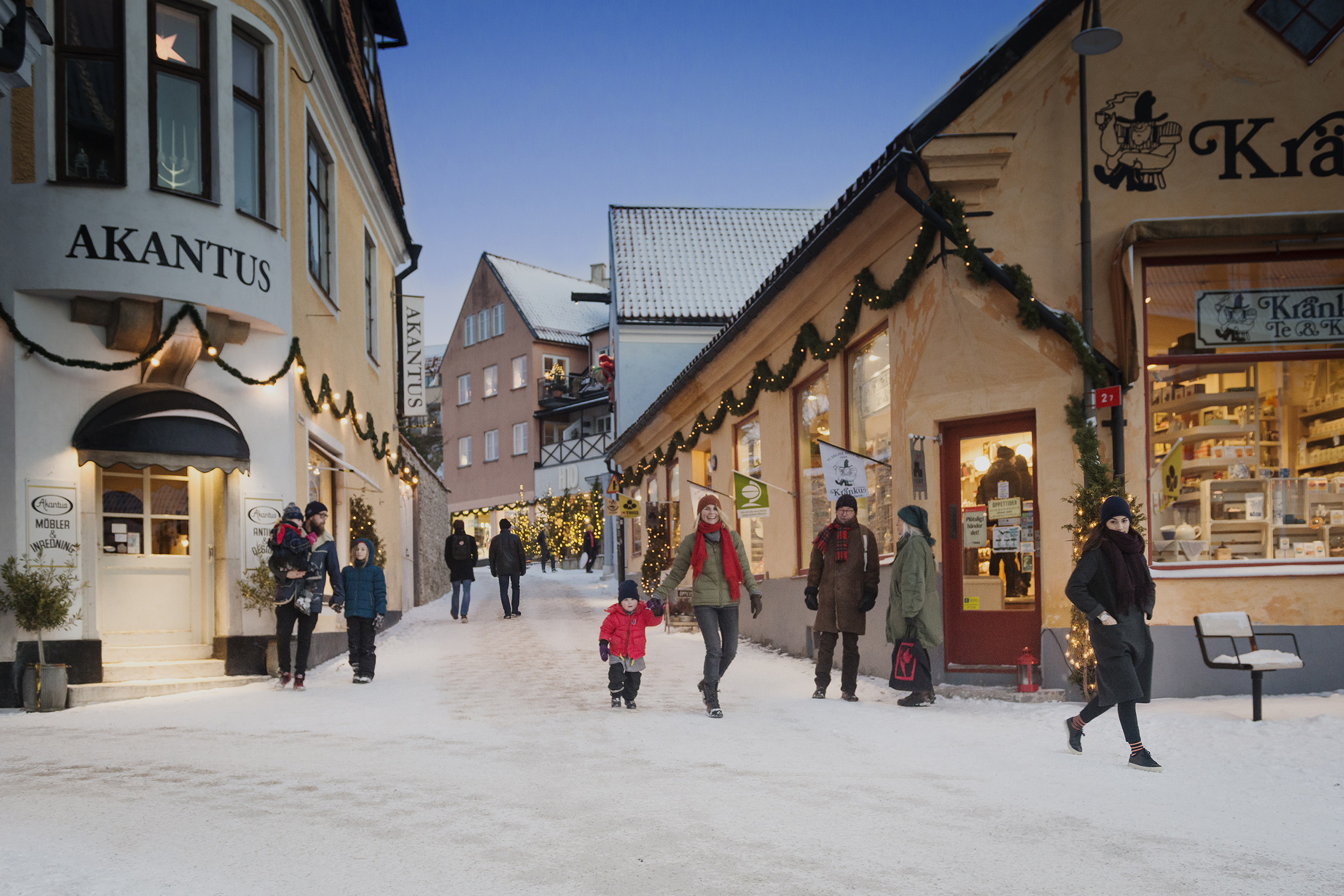 Mamma och barn julhandlar i Visby