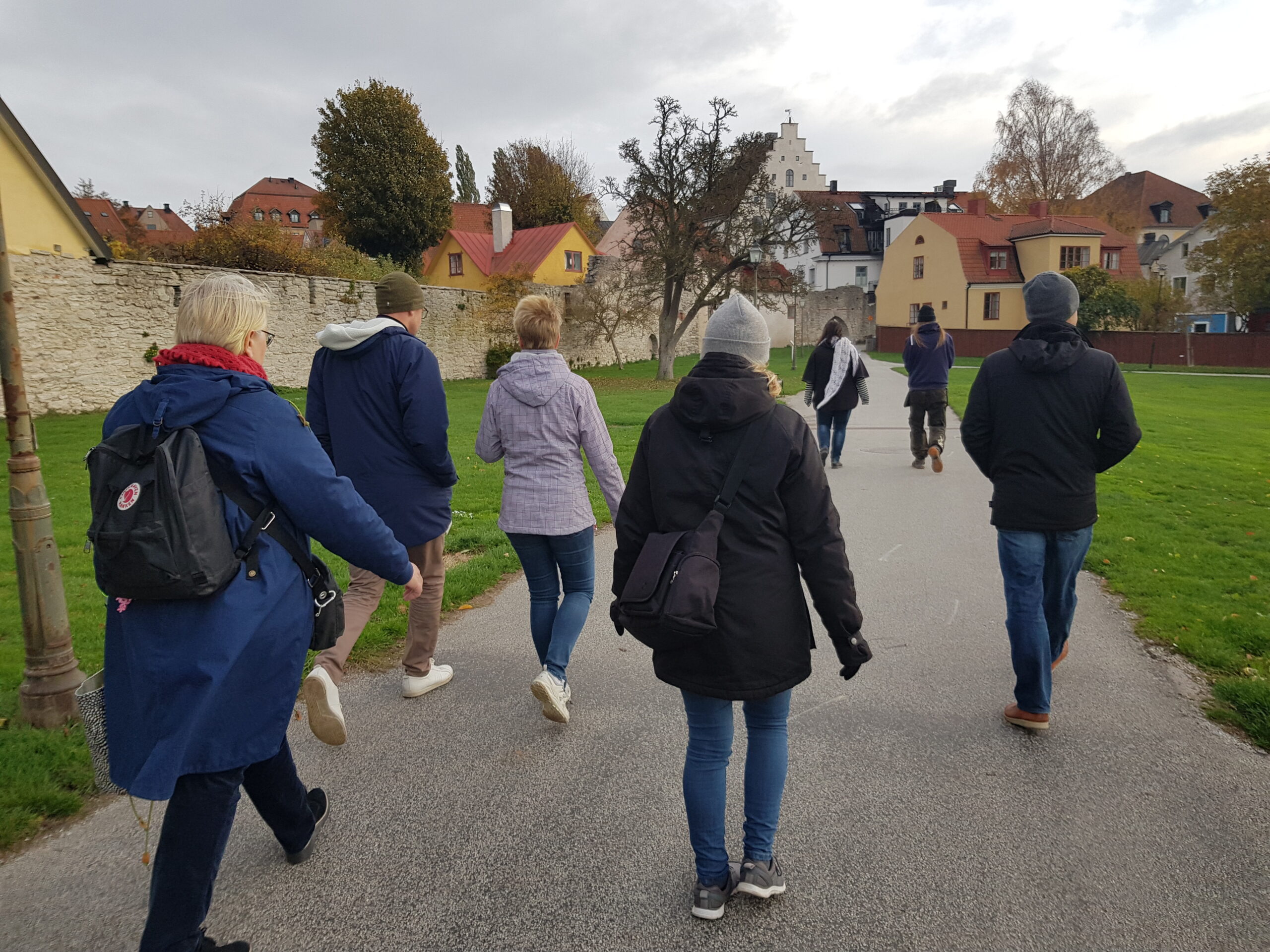 personer på guidad tur i Almedalen