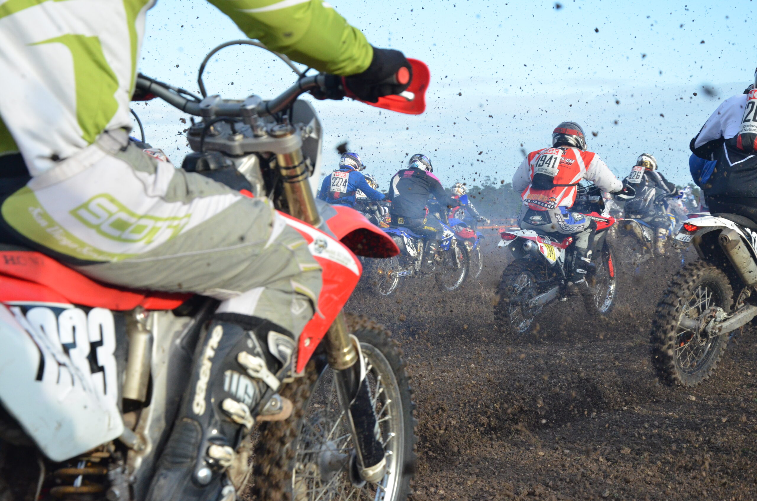 enduroåkare i lera