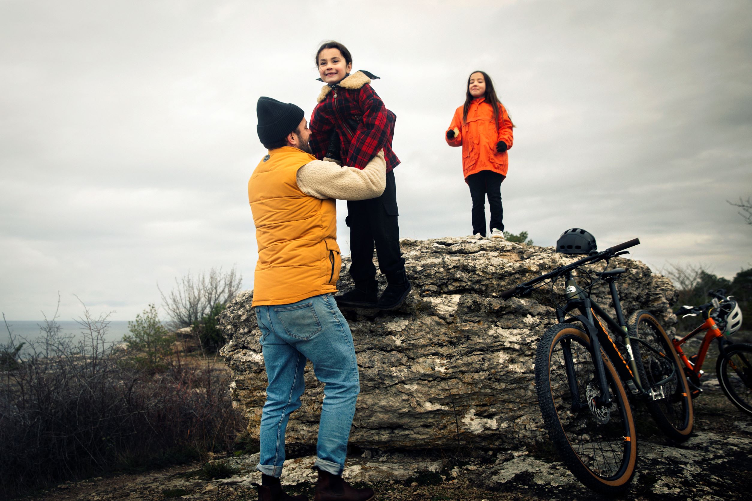 pappa och barn med cyklar i naturreservat