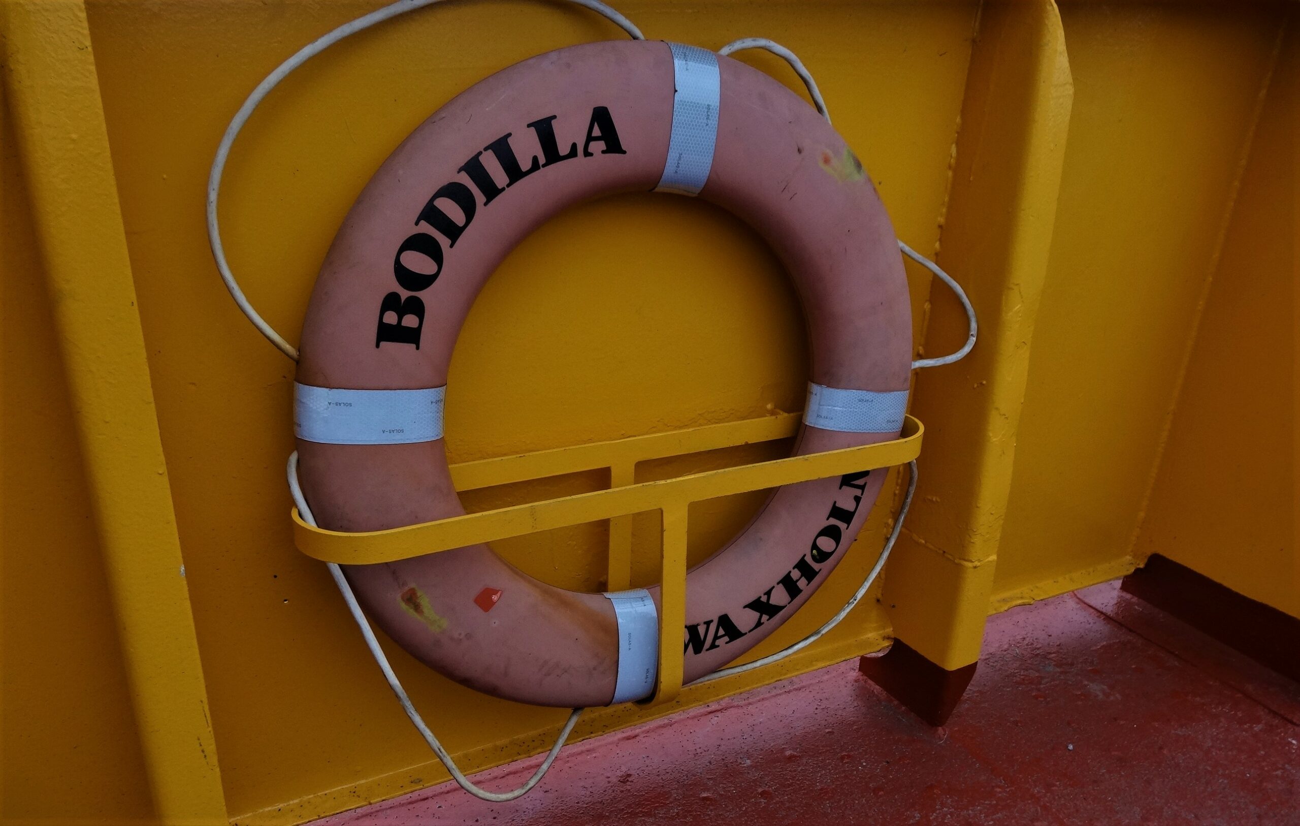 livboj på Fåröfärjan med texten Bodilla Waxholm