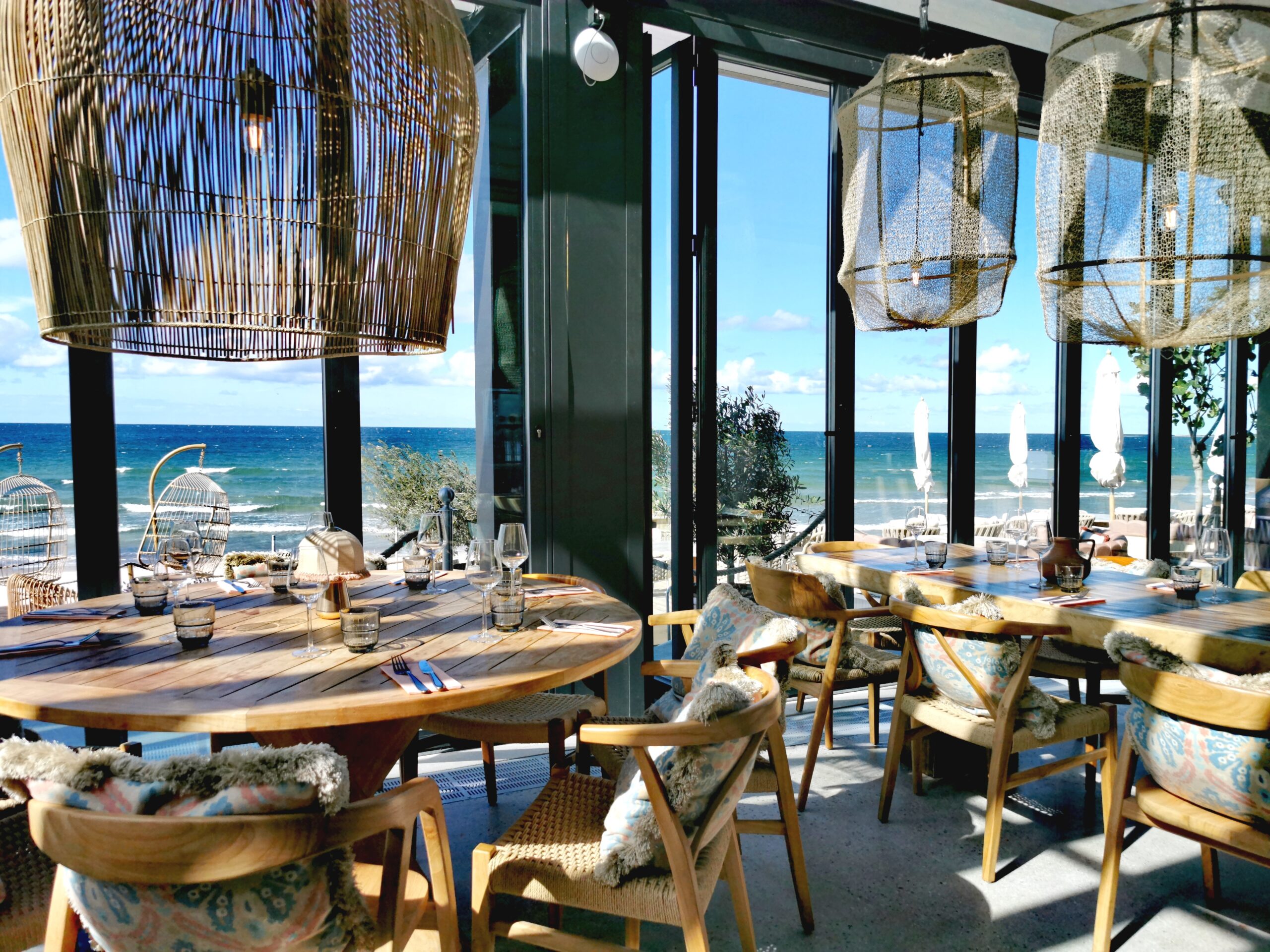 interiörbild från restaurang vid sandstrand