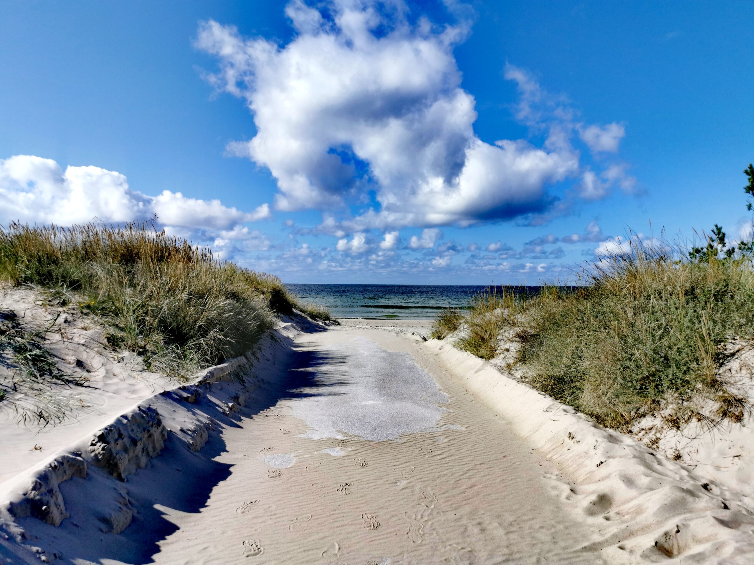 väg ner mot hav och sandstrand