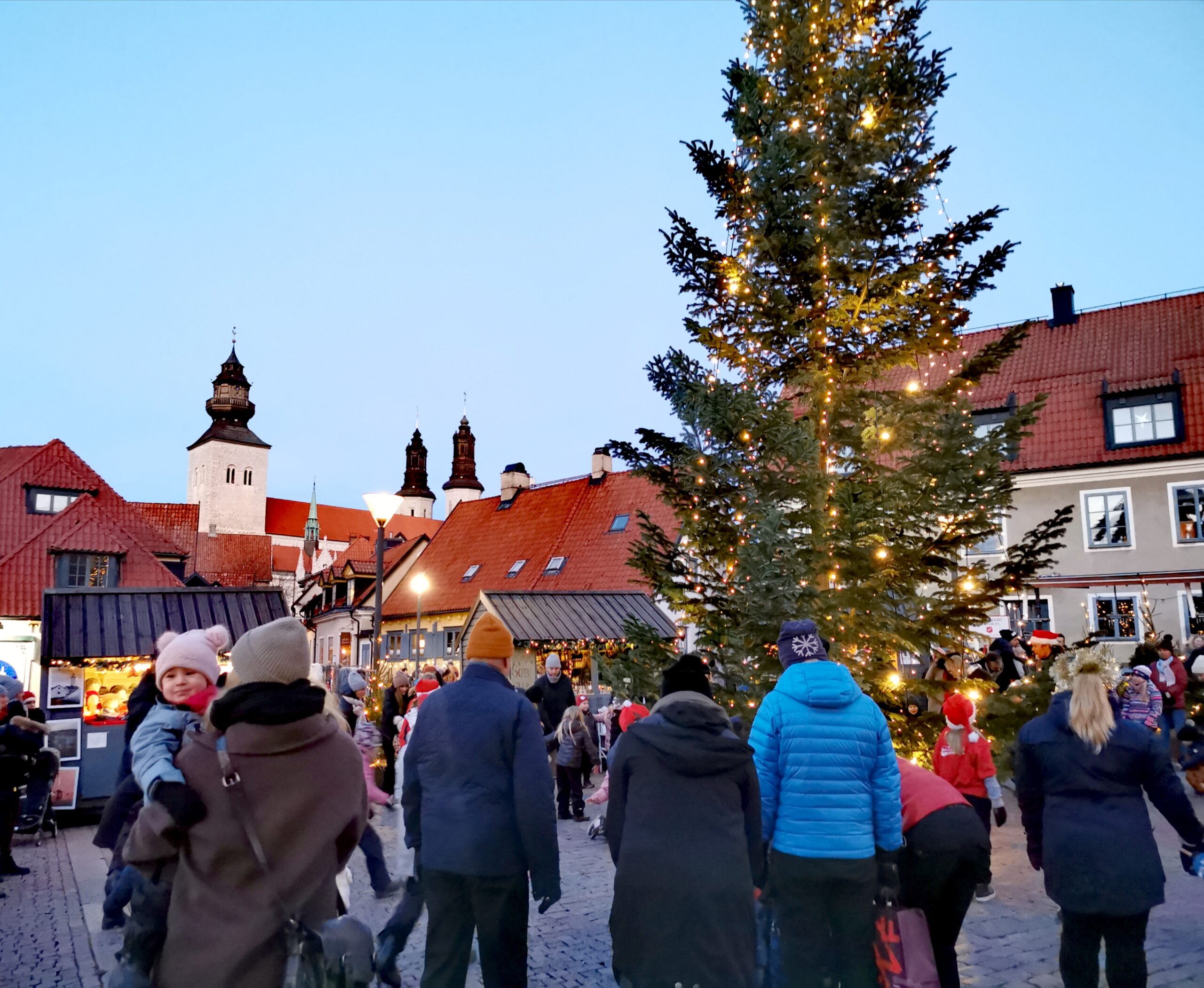 DANS KRING GRANEN