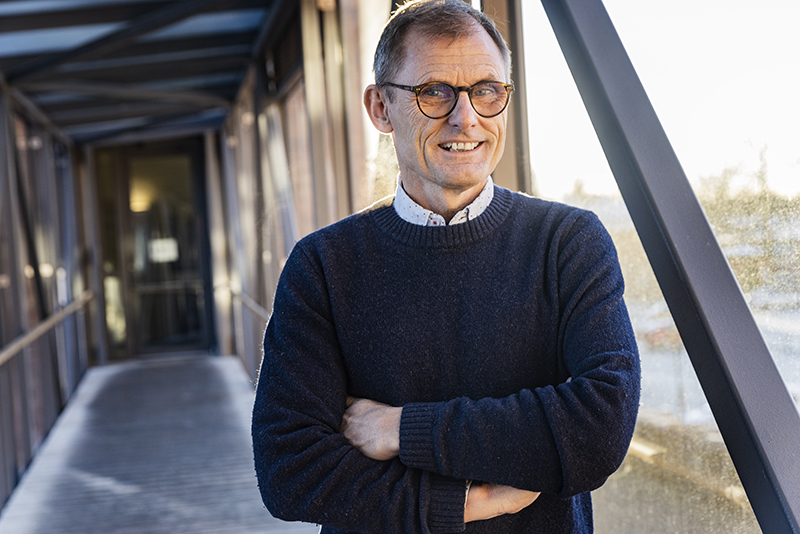 Skoldirektör Torsten Flemming står i en korridor i sin arbetsmiljö