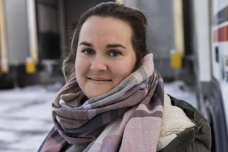 Kvinnlig lastbilschauuför och personalchef står utanför sin lastbil