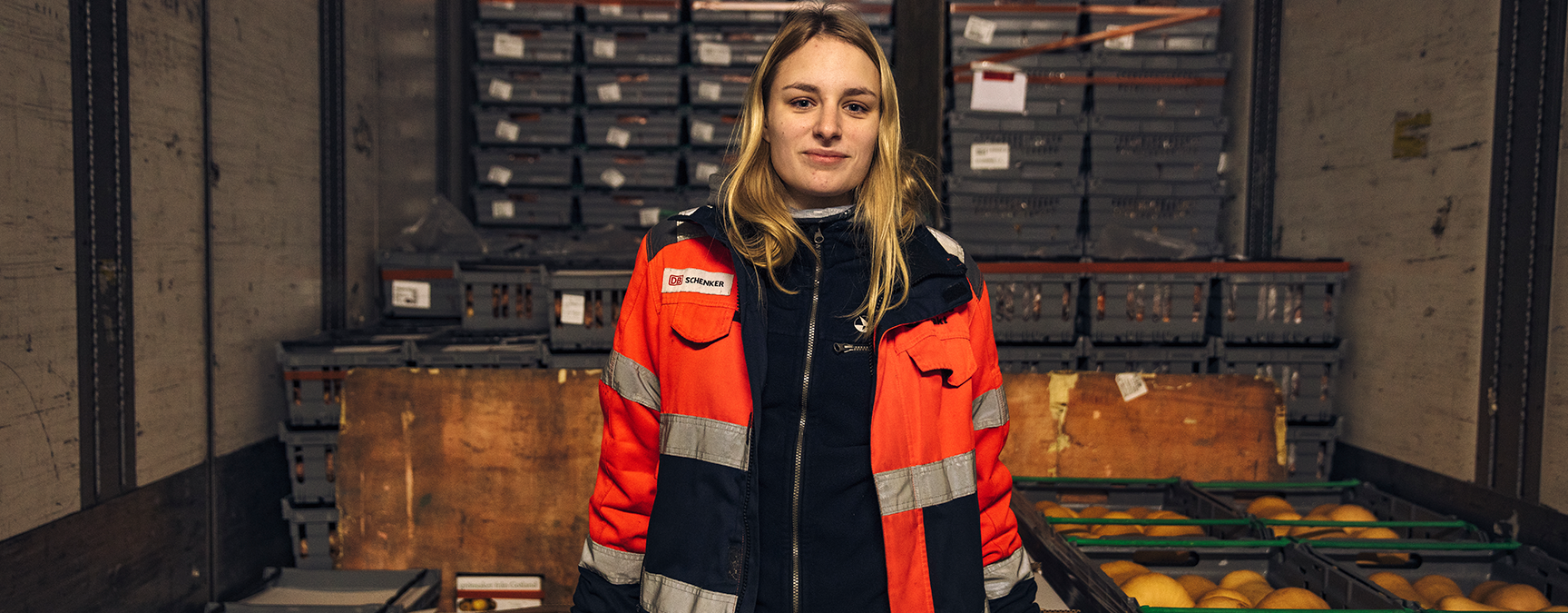 Kvinna inom transportbranschen i arbete