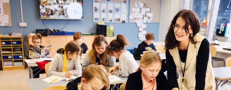 Bild från klassrum med lärare och elever i grundskolan