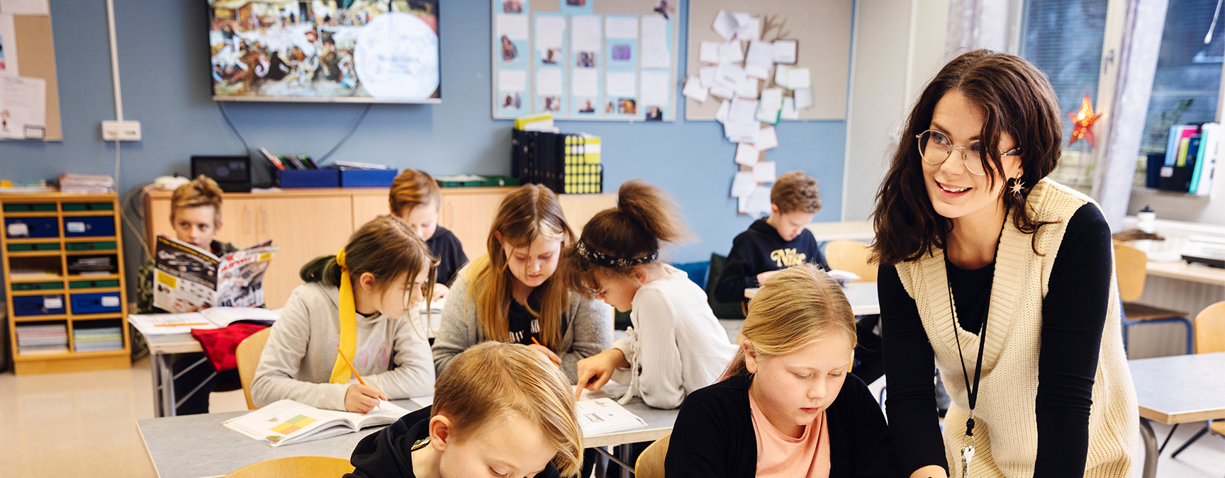 Bild från klassrum med lärare och elever i grundskolan