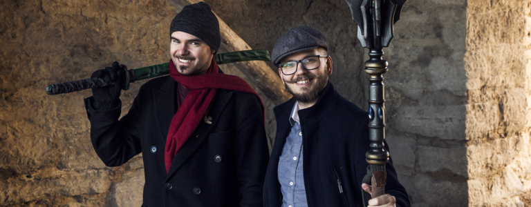 Grundarna av Talltales med skumgummivapen i Dalmanska porten