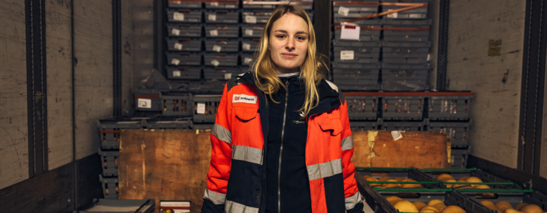 Kvinna inom transportbranschen i arbete