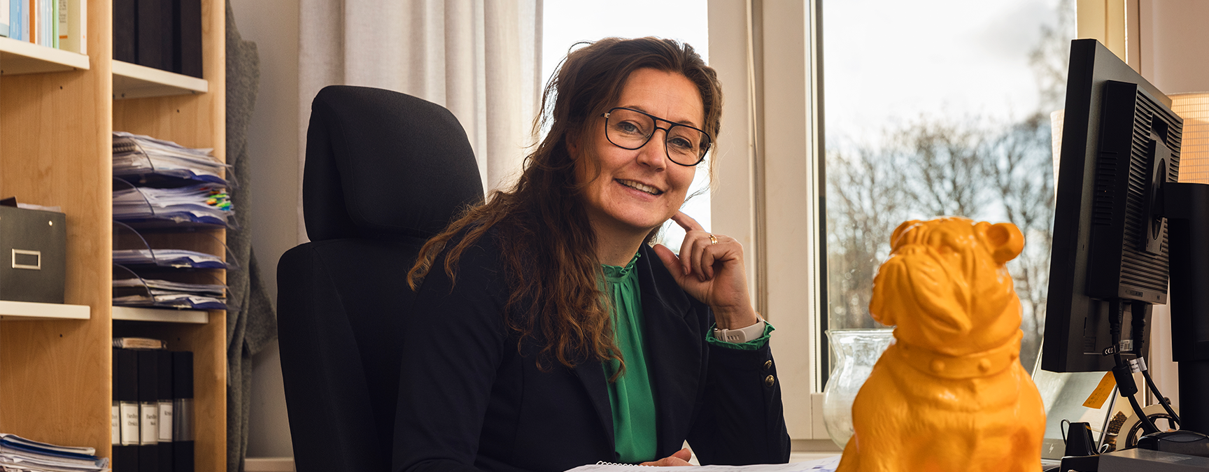 Kristin Nilsson, rektor på Innovita friskola på Gotland sitter vid sitt skrivbord