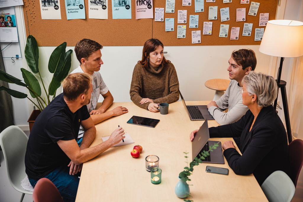 Grupp människor runt ett bord