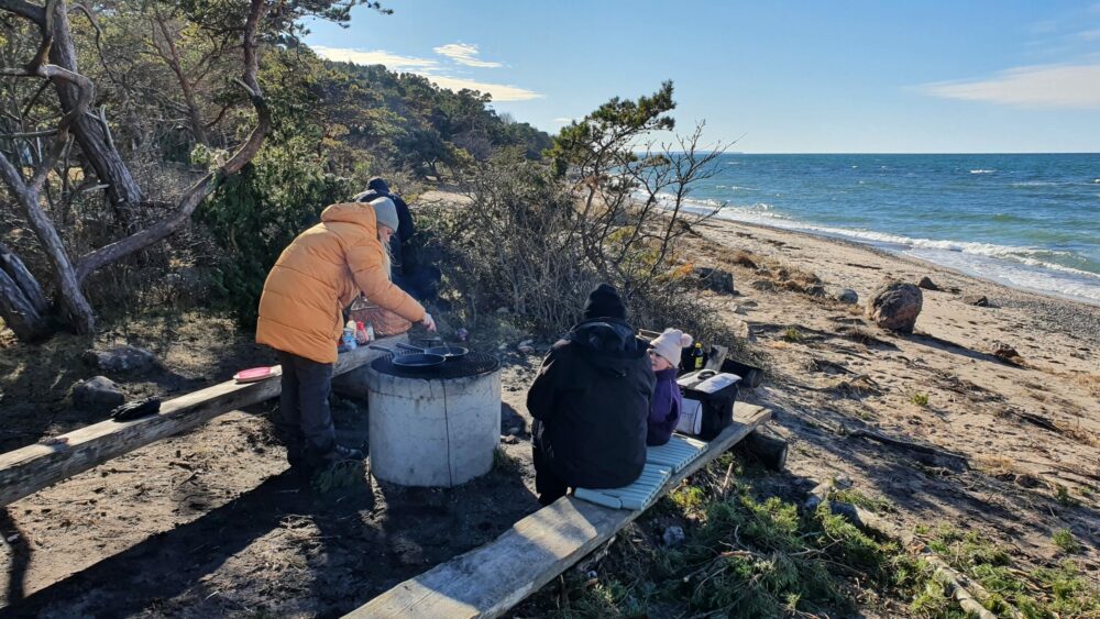 Familj grillar i naturen i Lummelunda på Gotland
