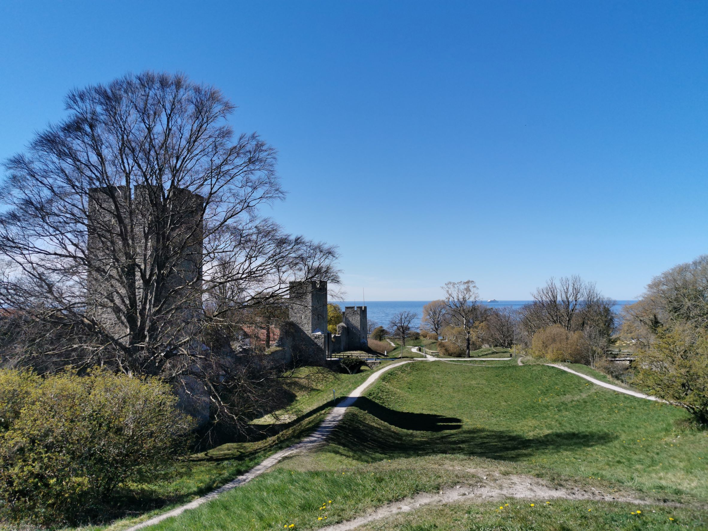 Nordergravar med ringmuren i april