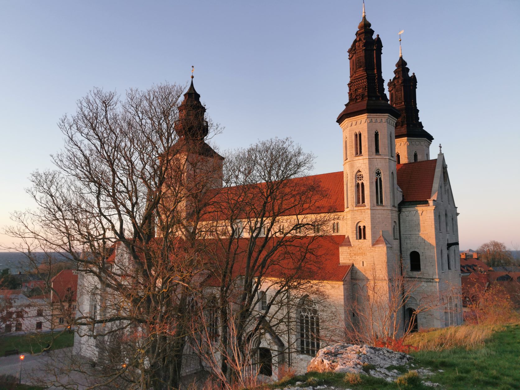 Visby domkyrka i höstsol