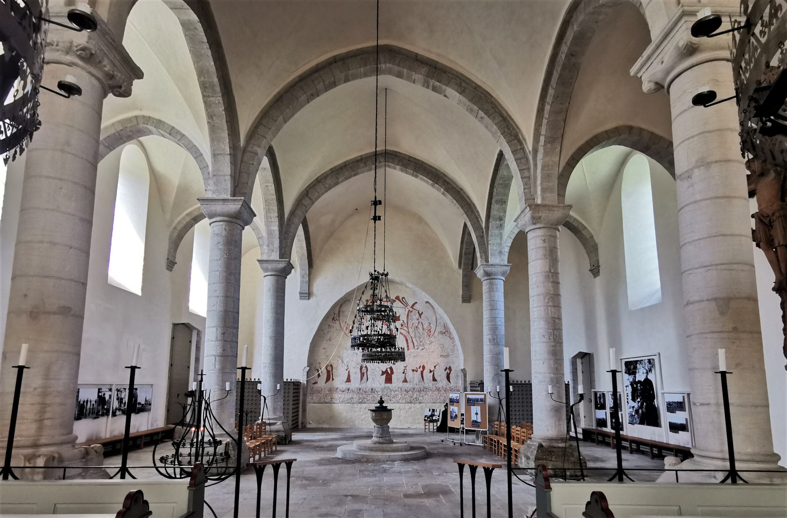 Pelare och medeltida muralmålningar i Lau kyrka på sydöstra Gotland.