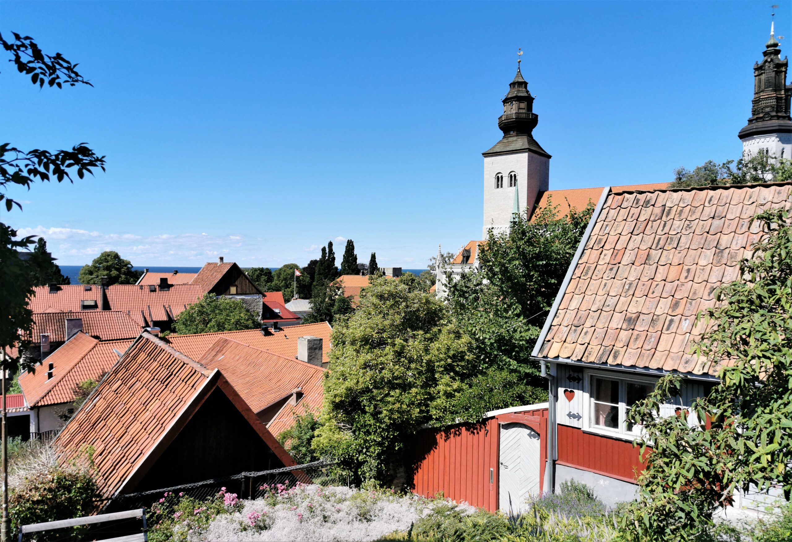 Utsikt från Övre Finngränd i Visby, här ses domkyrkan och hustak