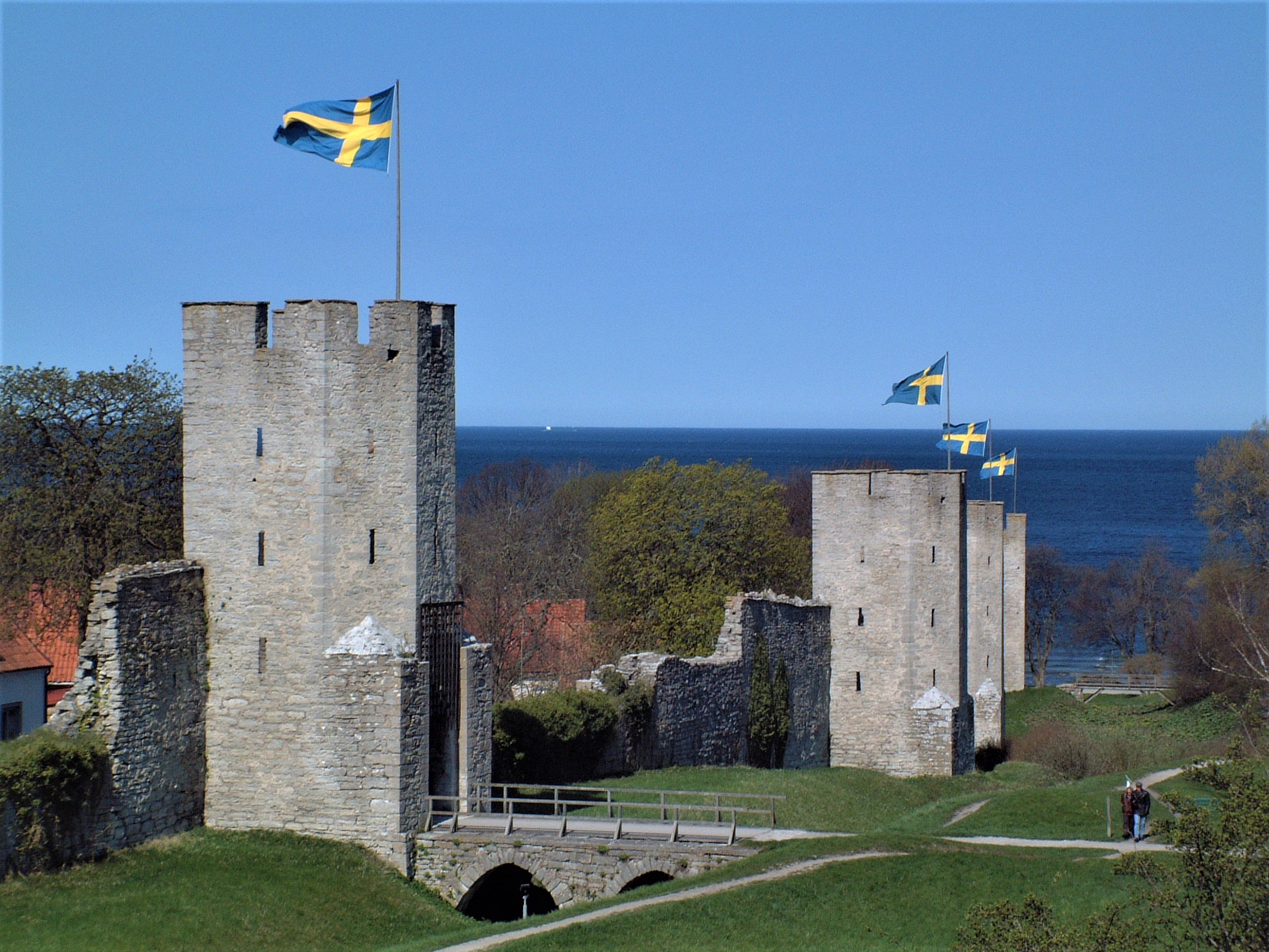 Visby ringmur och S:t Göransporten med hissade svenska flaggor