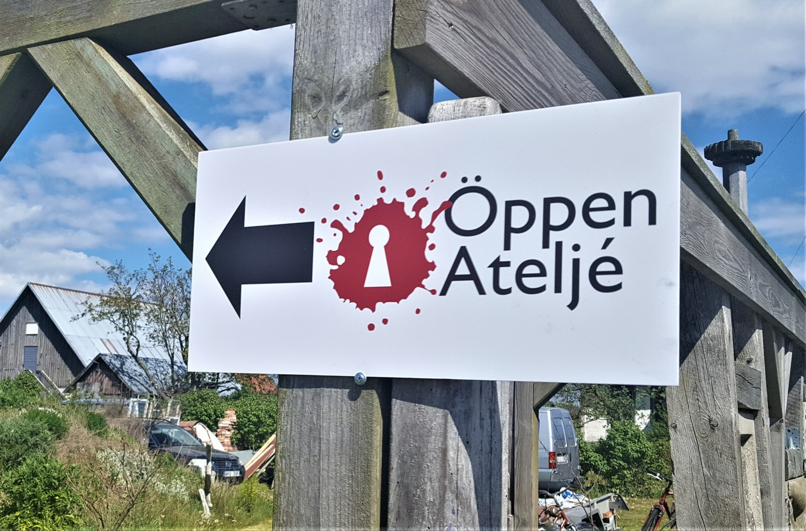 Skylt med pil och texten Öppen Ateljé visar vägen på Öppna Ateljéer på Gotland.