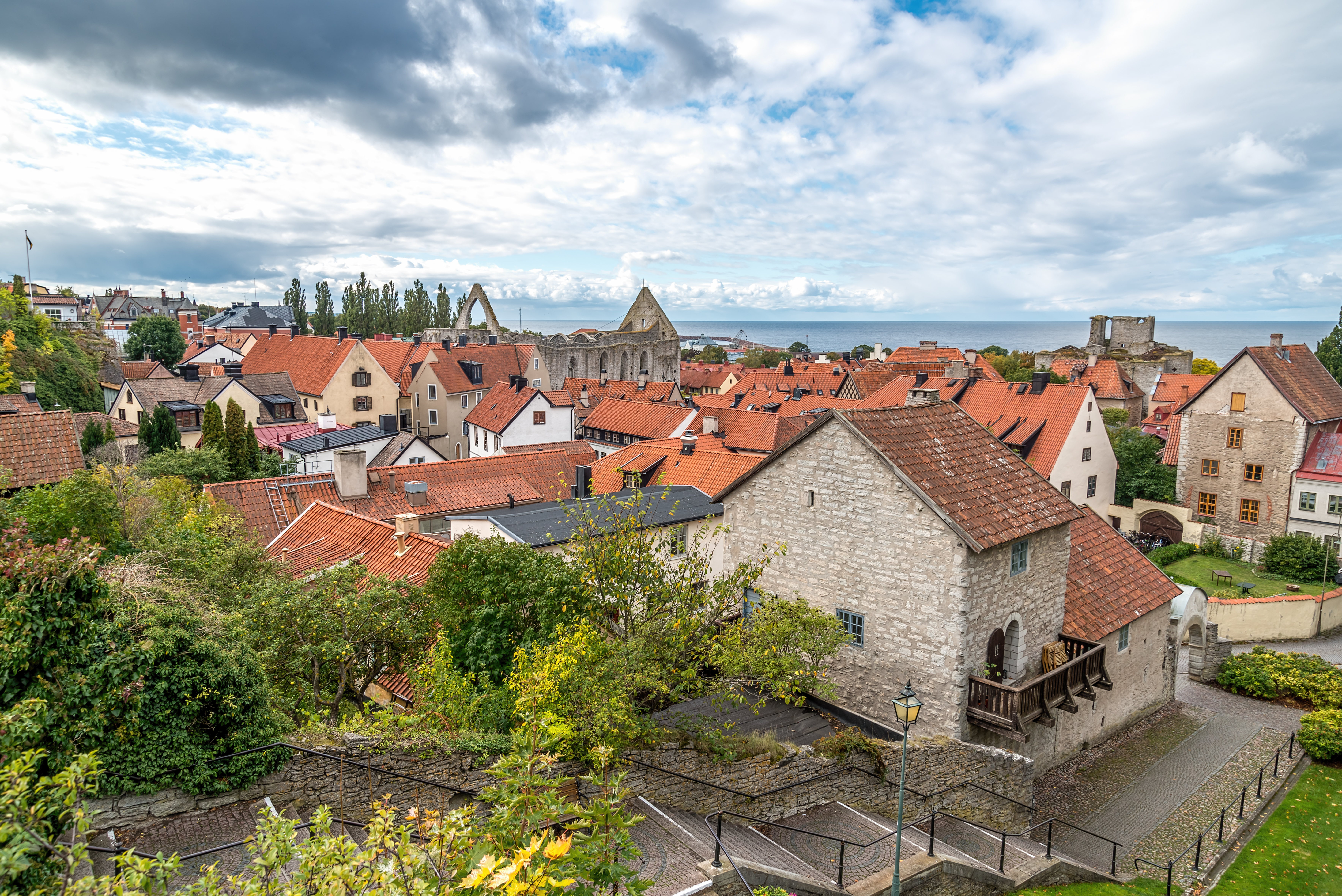 Utsikt över Visby innerstad från Klinten ovanför domkyrkan. Här ses också kyrktrappan