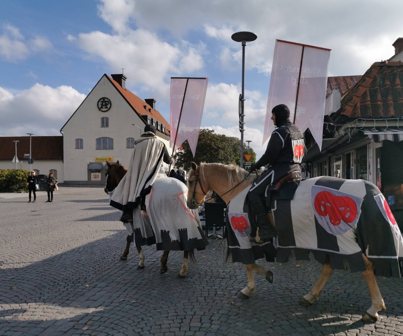 Två riddare till häst på Östercentrum i Visby