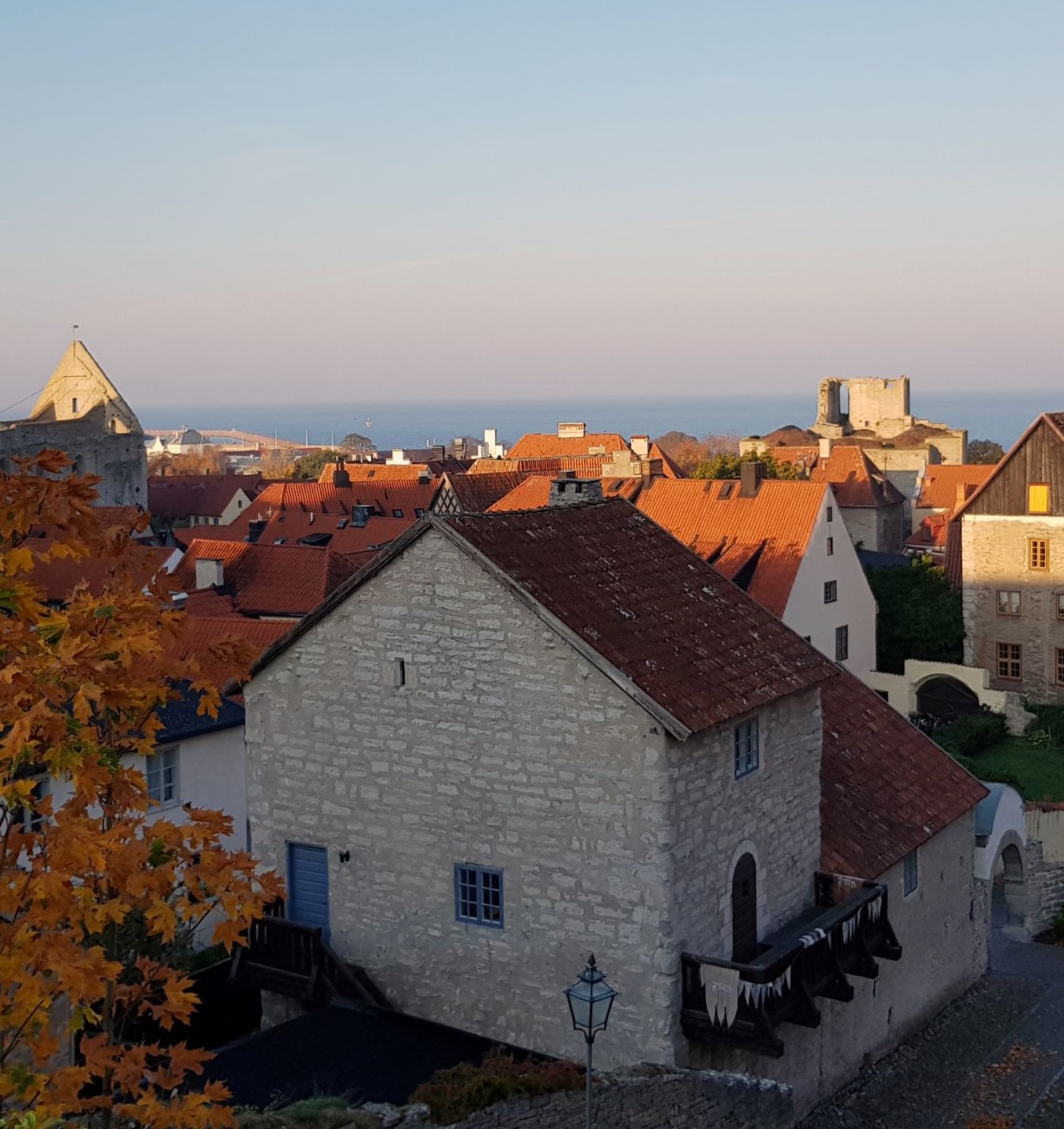 Utsikt från kyrktrappan i Visby, här ses Johan Målares hus, ett stenjus från medeltiden.