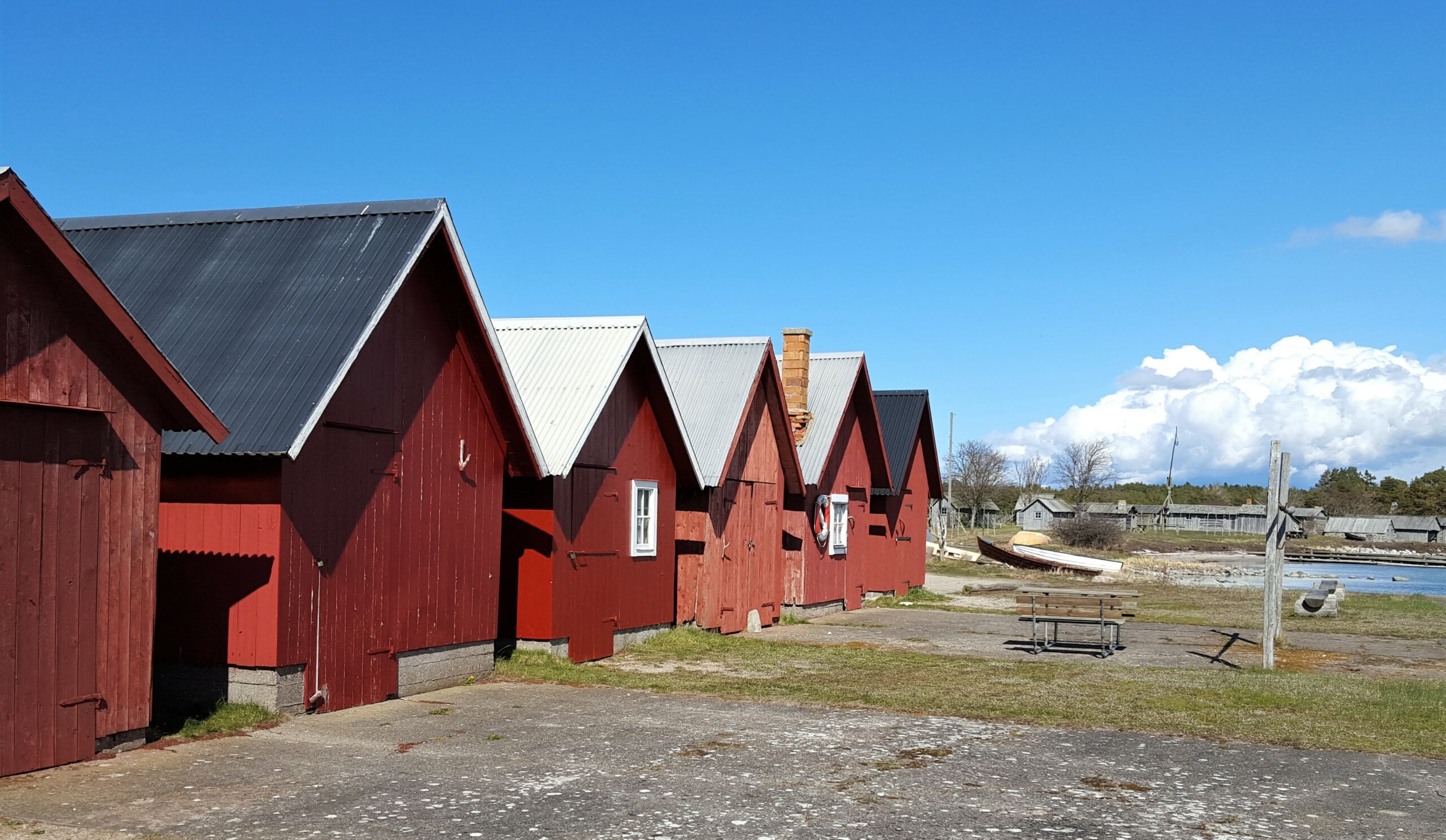 Rödmålade bodar i Kovisk fiskeläge