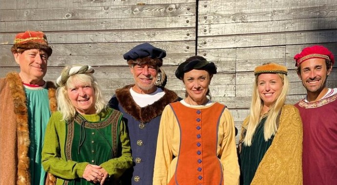 Personer med medeltidskläder