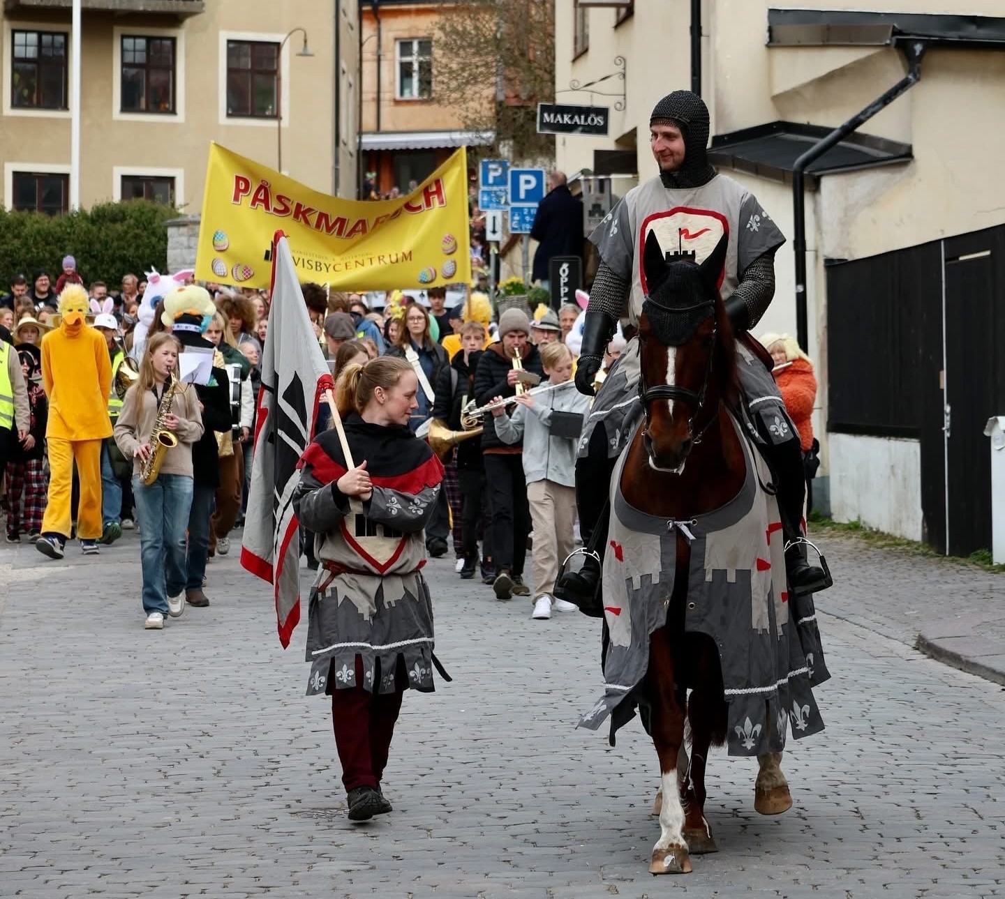 Riddare Hans till häst leder påskmarschen nedför Hästgatan